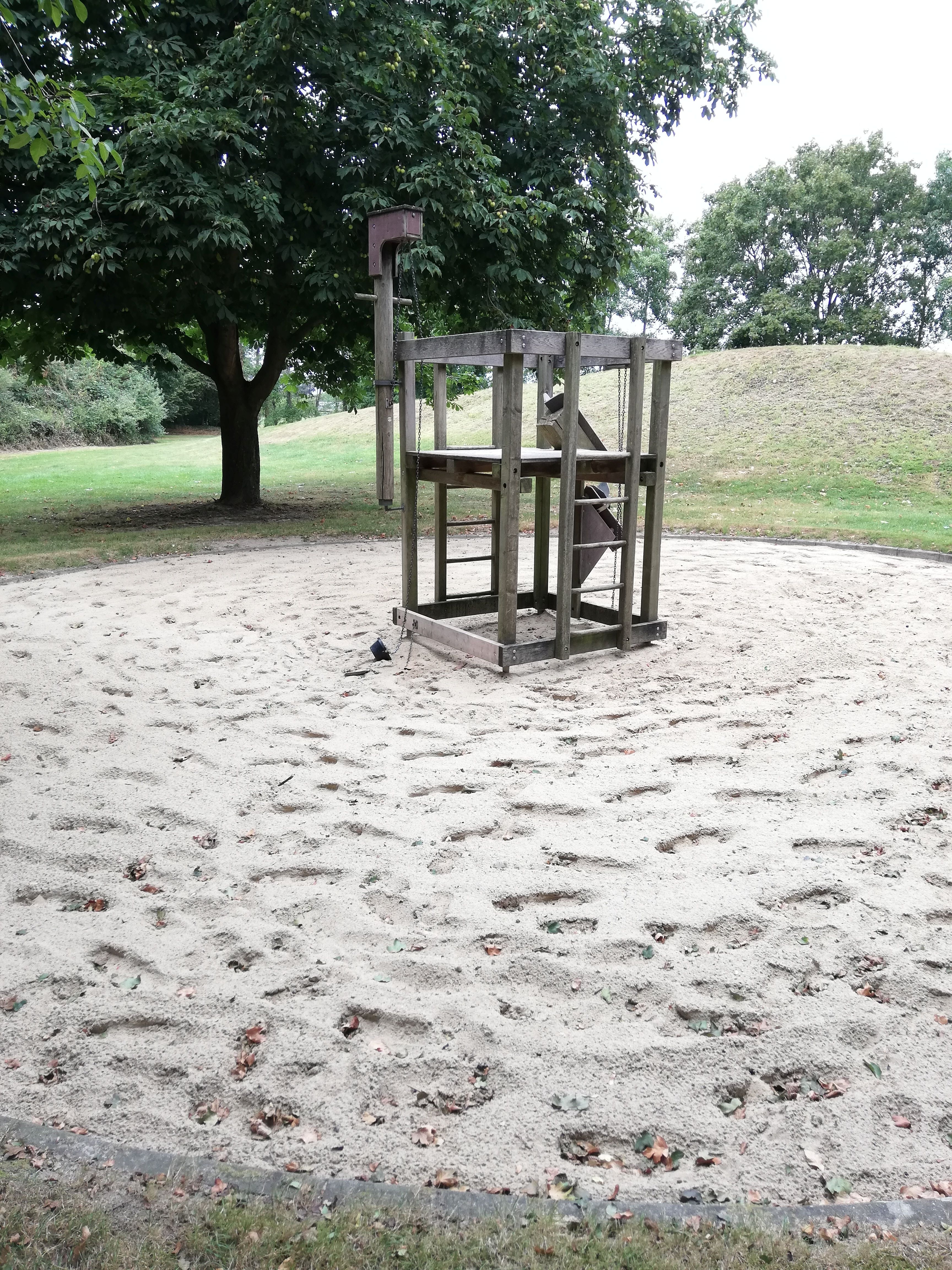 Spielgeräte auf dem Spielplatz am Heinrich-Plum-Weg