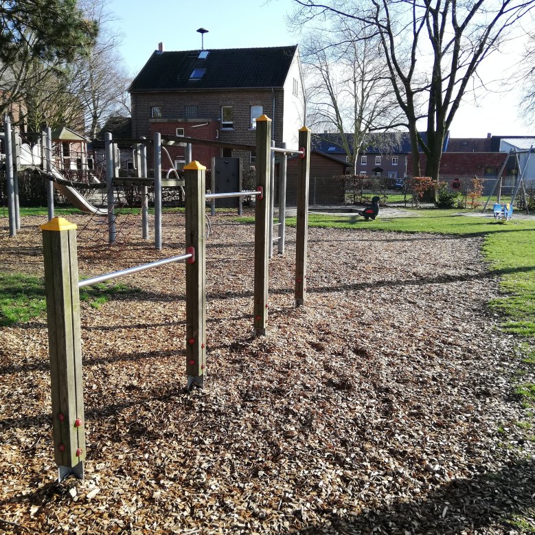 Spielgeräte auf dem Spielplatz an der Houverather Straße