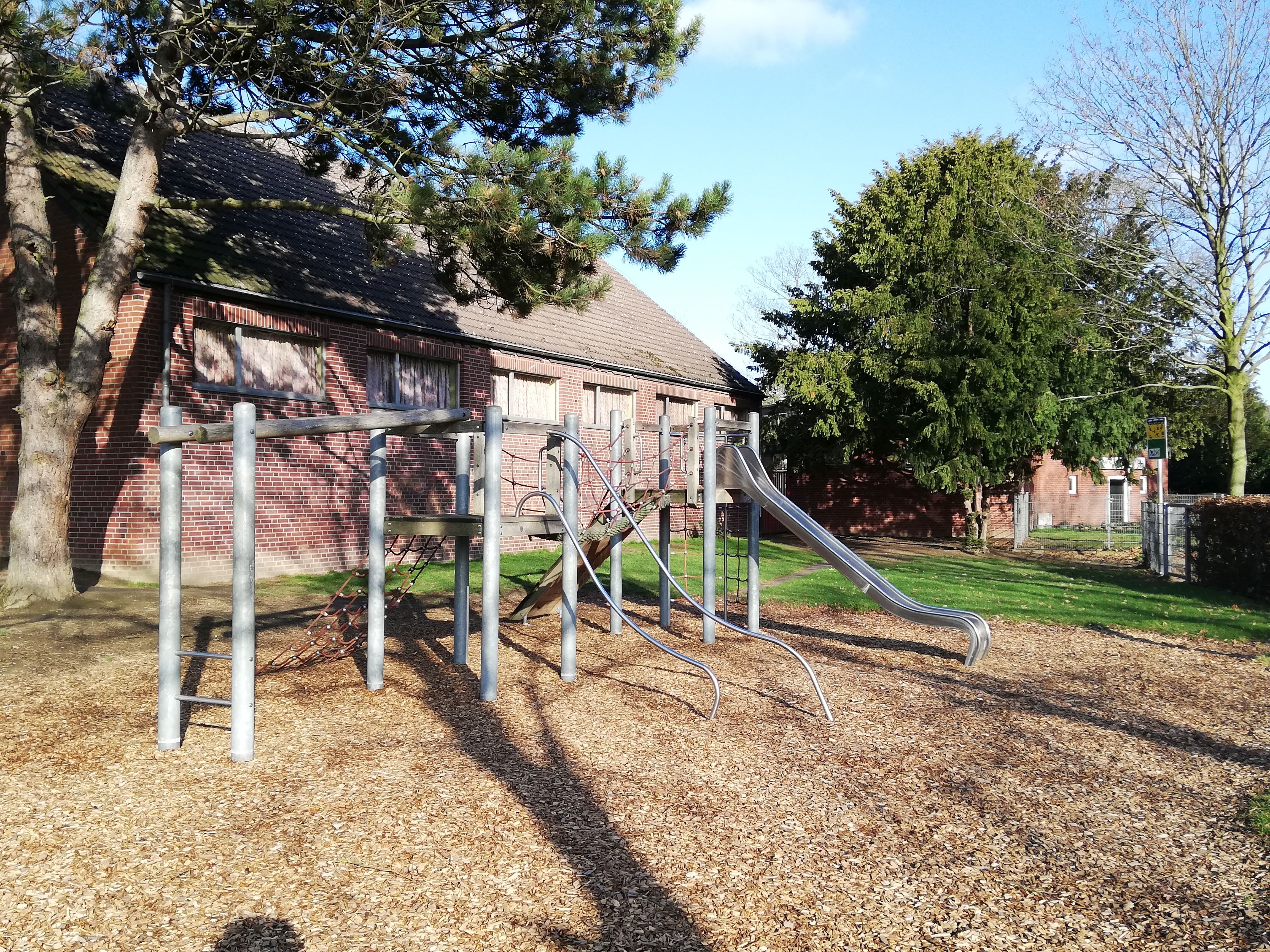 Spielgeräte auf dem Spielplatz an der Houverather Straße