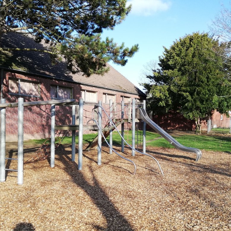 Spielgeräte auf dem Spielplatz an der Houverather Straße