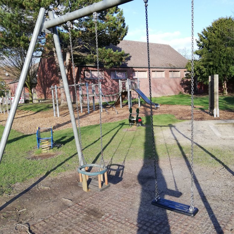 Spielgeräte auf dem Spielplatz an der Houverather Straße