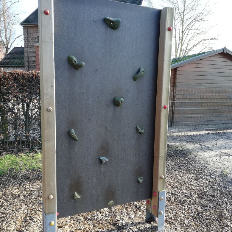 Spielgeräte auf dem Spielplatz an der Houverather Straße