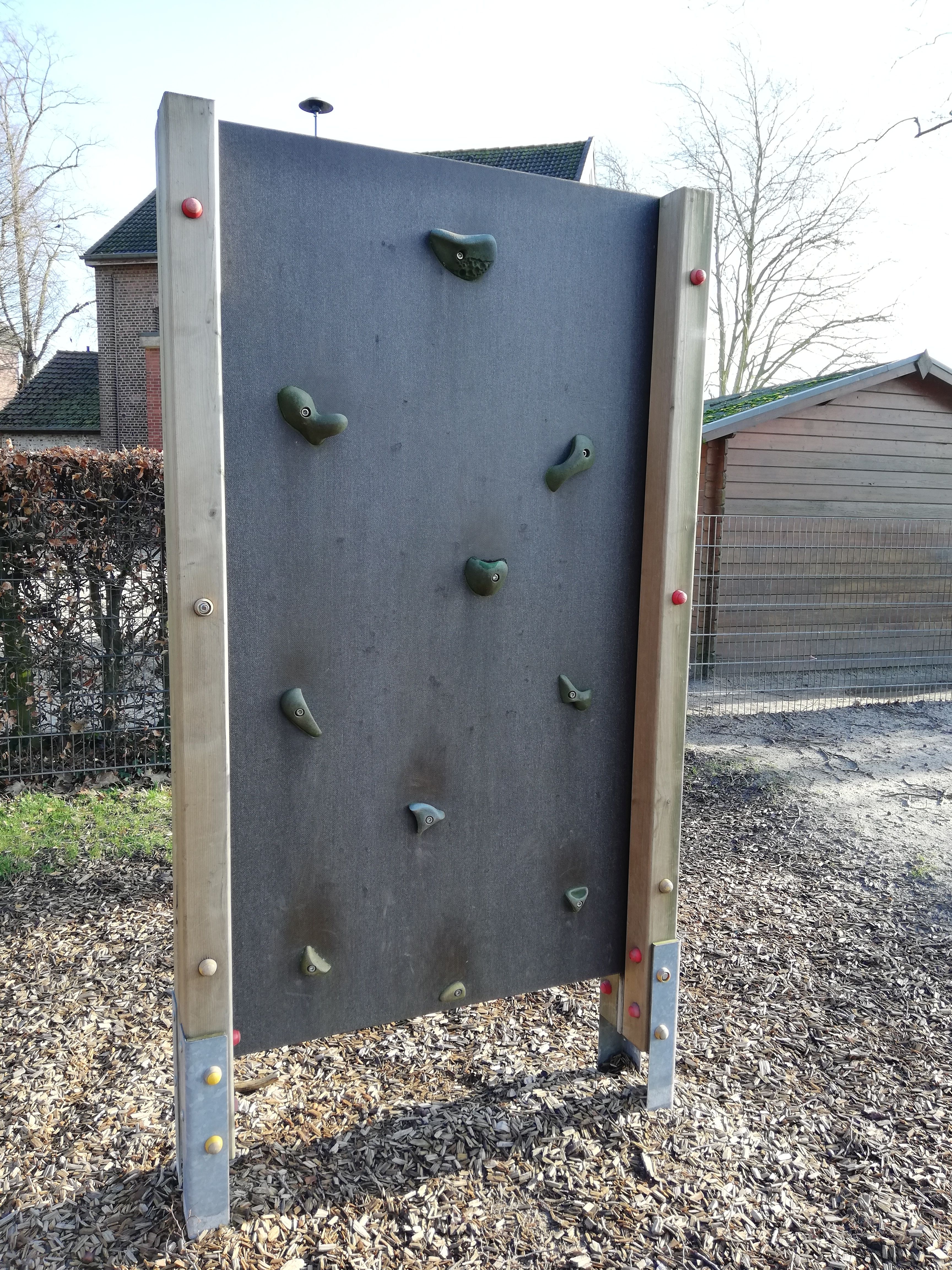 Spielgeräte auf dem Spielplatz an der Houverather Straße