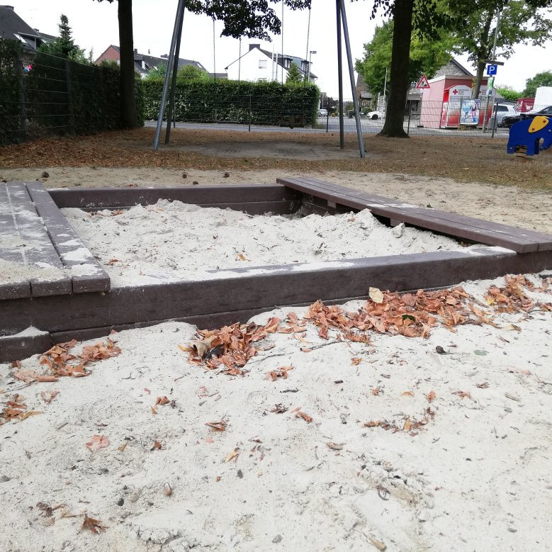 Spielgeräte auf dem Spielplatz an der Houverather Straße