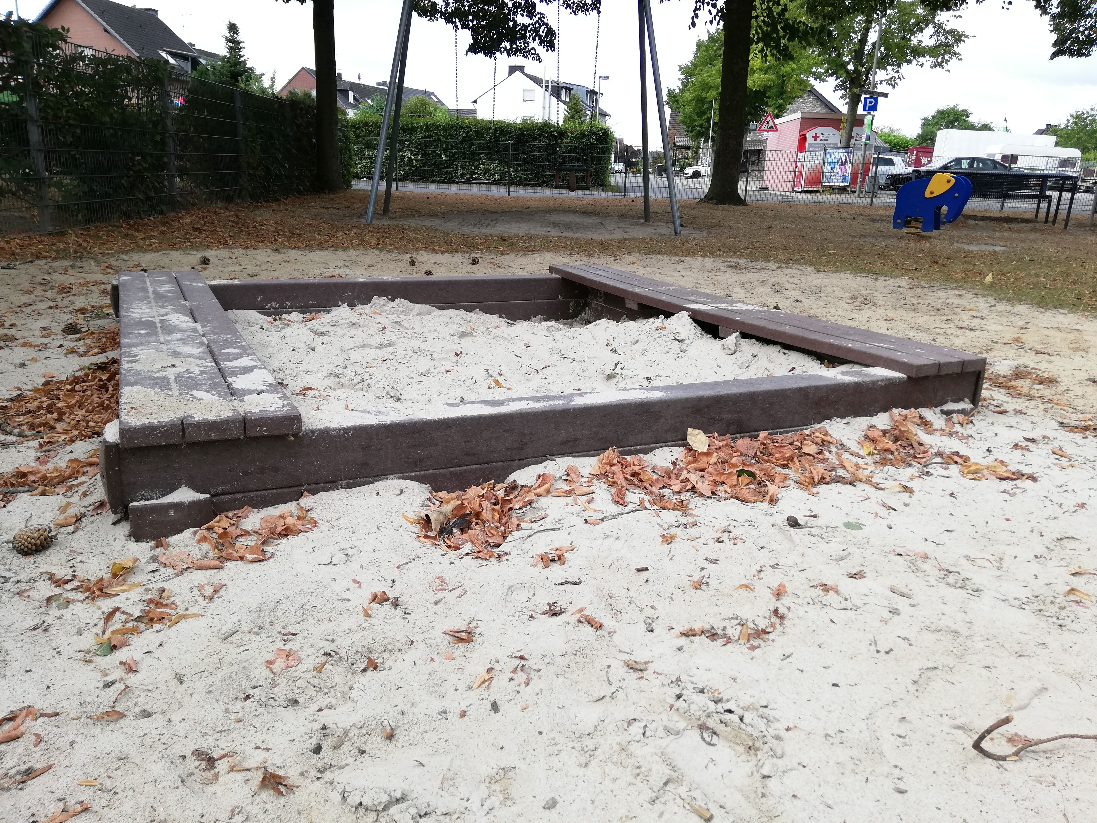 Spielgeräte auf dem Spielplatz an der Houverather Straße