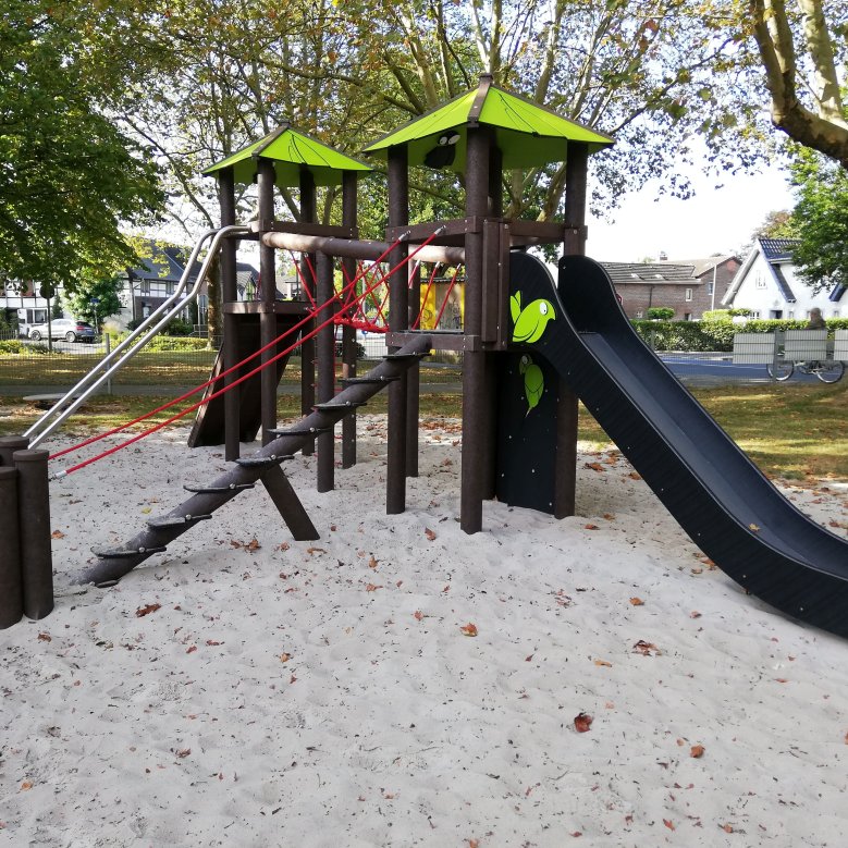 Spielgeräte auf dem Spielplatz In der Schlei