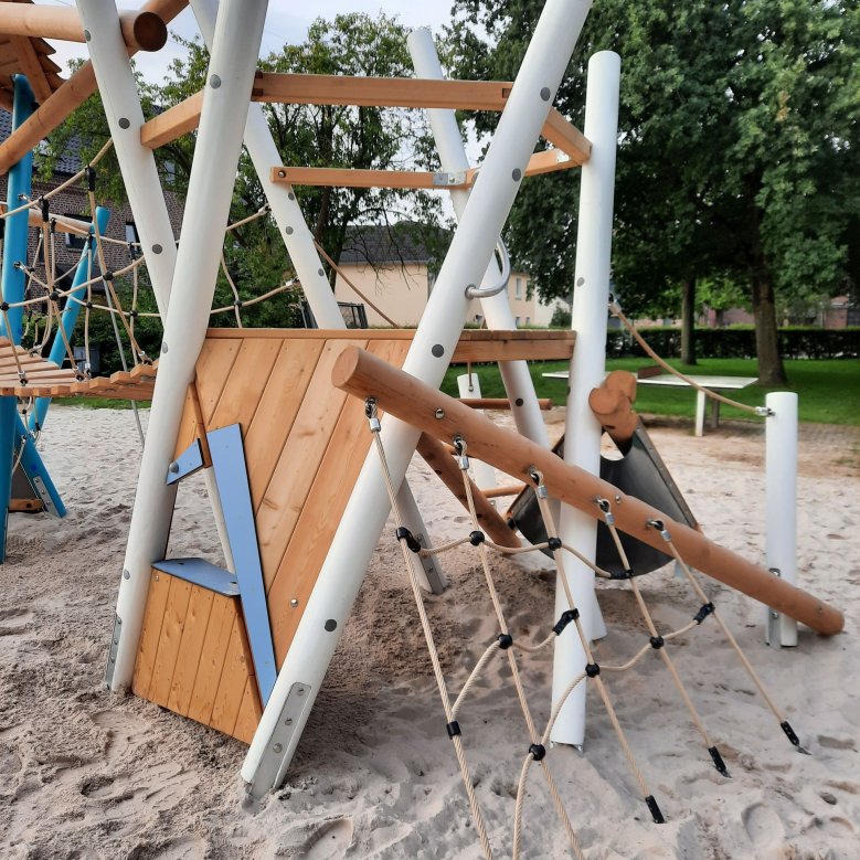 Spielgeräte auf dem Spielplatz In Tenholt