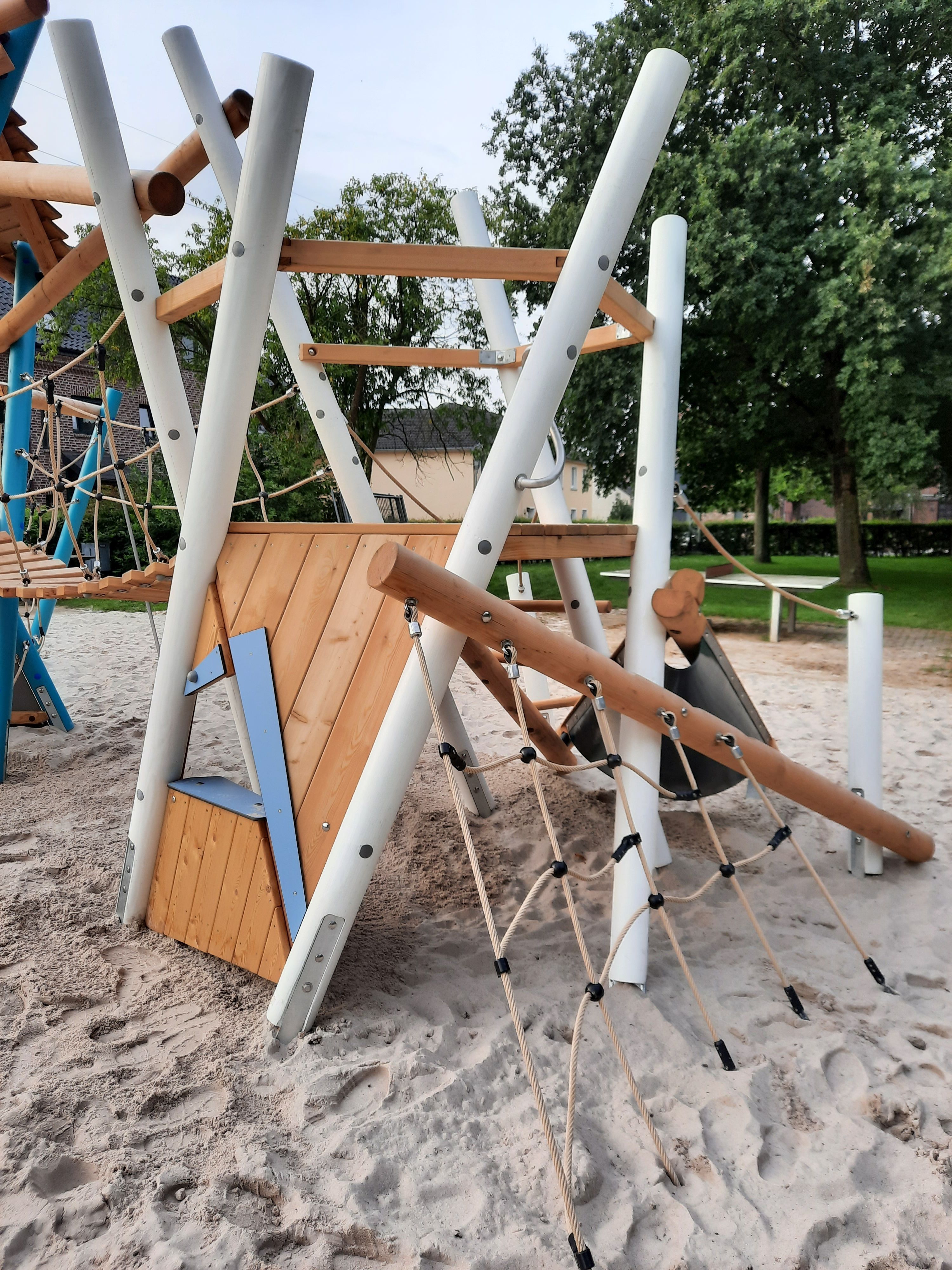 Spielgeräte auf dem Spielplatz In Tenholt