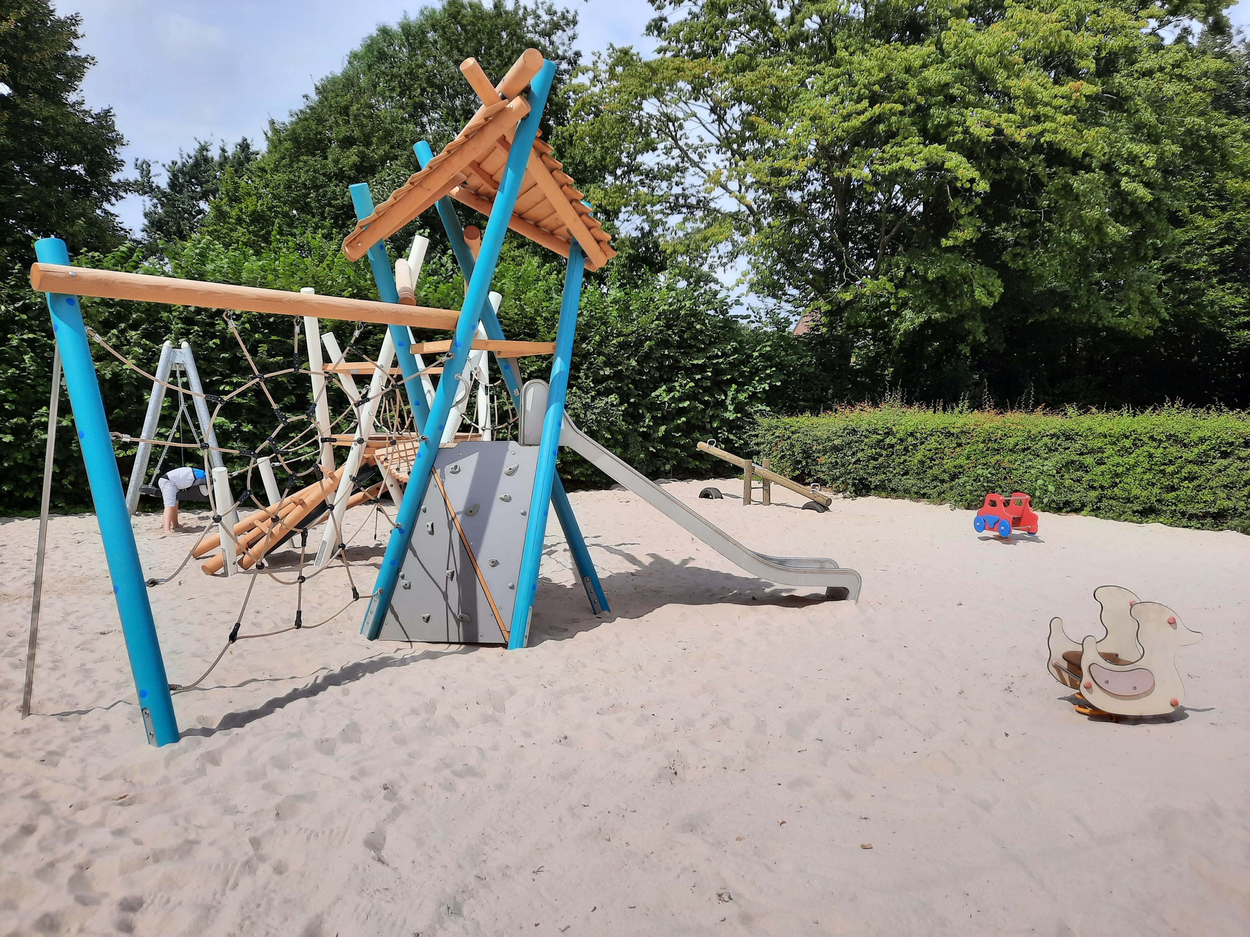 Spielgeräte auf dem Spielplatz In Tenholt
