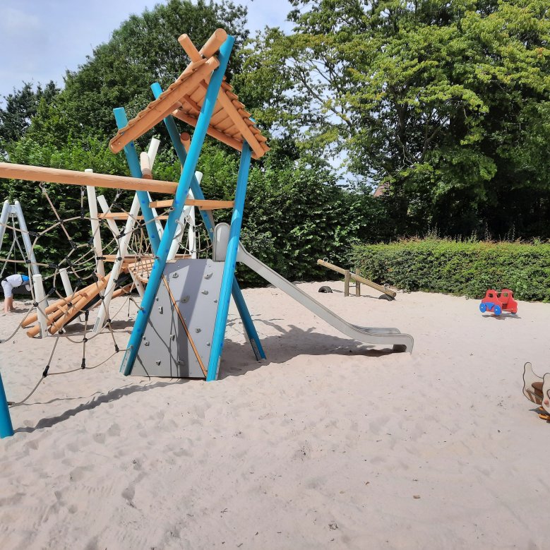 Spielgeräte auf dem Spielplatz In Tenholt