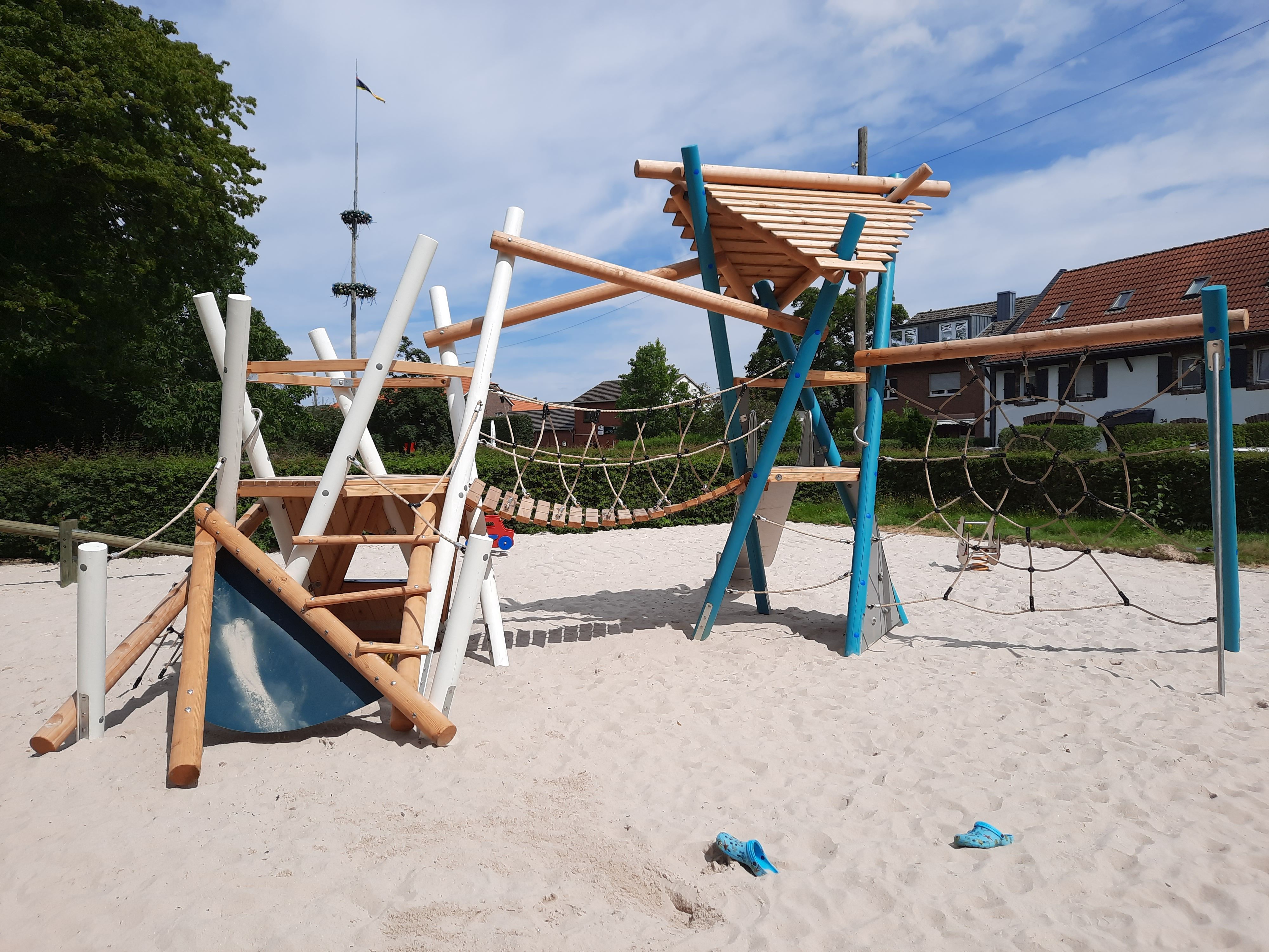 Spielgeräte auf dem Spielplatz In Tenholt