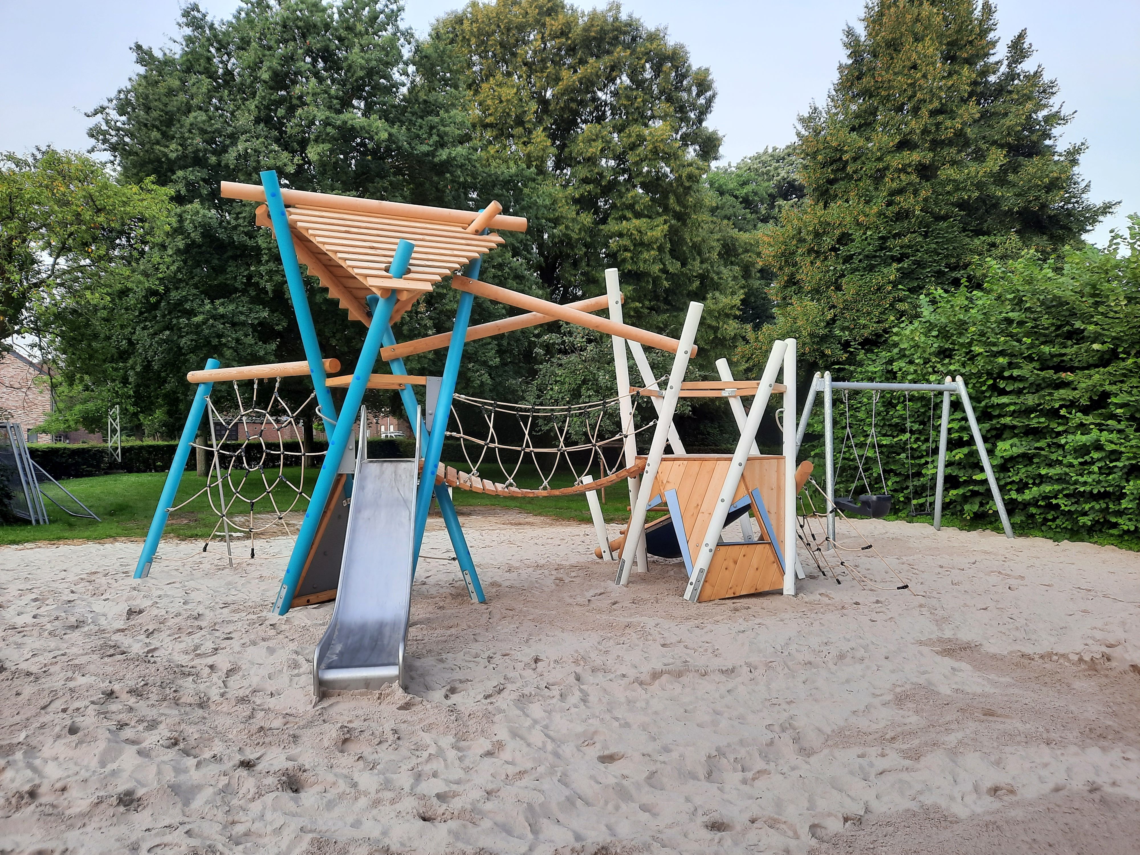 Spielgeräte auf dem Spielplatz In Tenholt