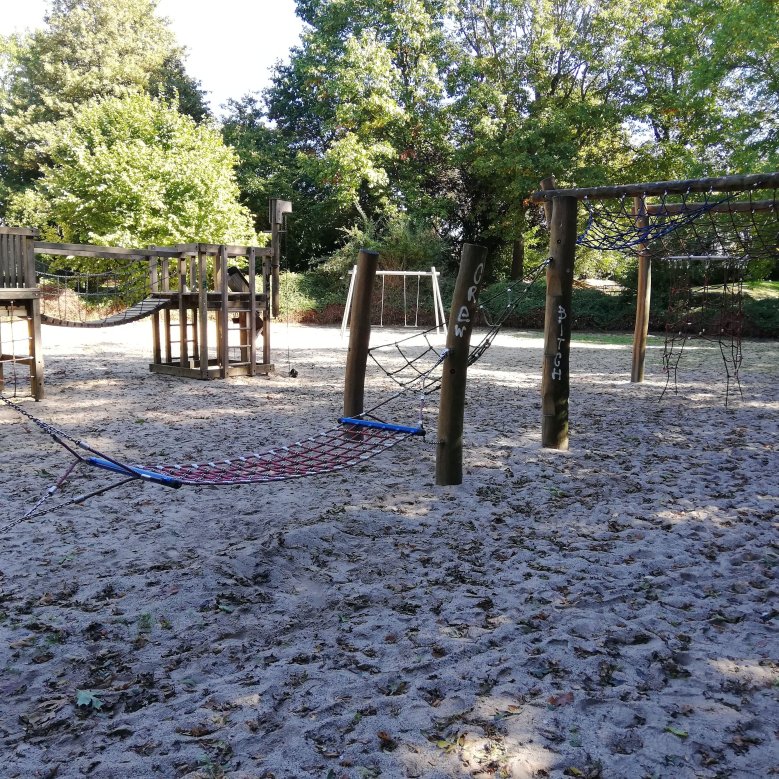 Spielgeräte auf dem Spielplatz an der Jean-Monet-Straße