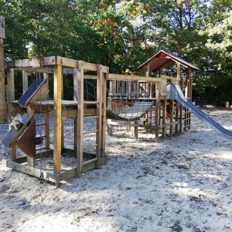 Spielgeräte auf dem Spielplatz an der Jean-Monet-Straße