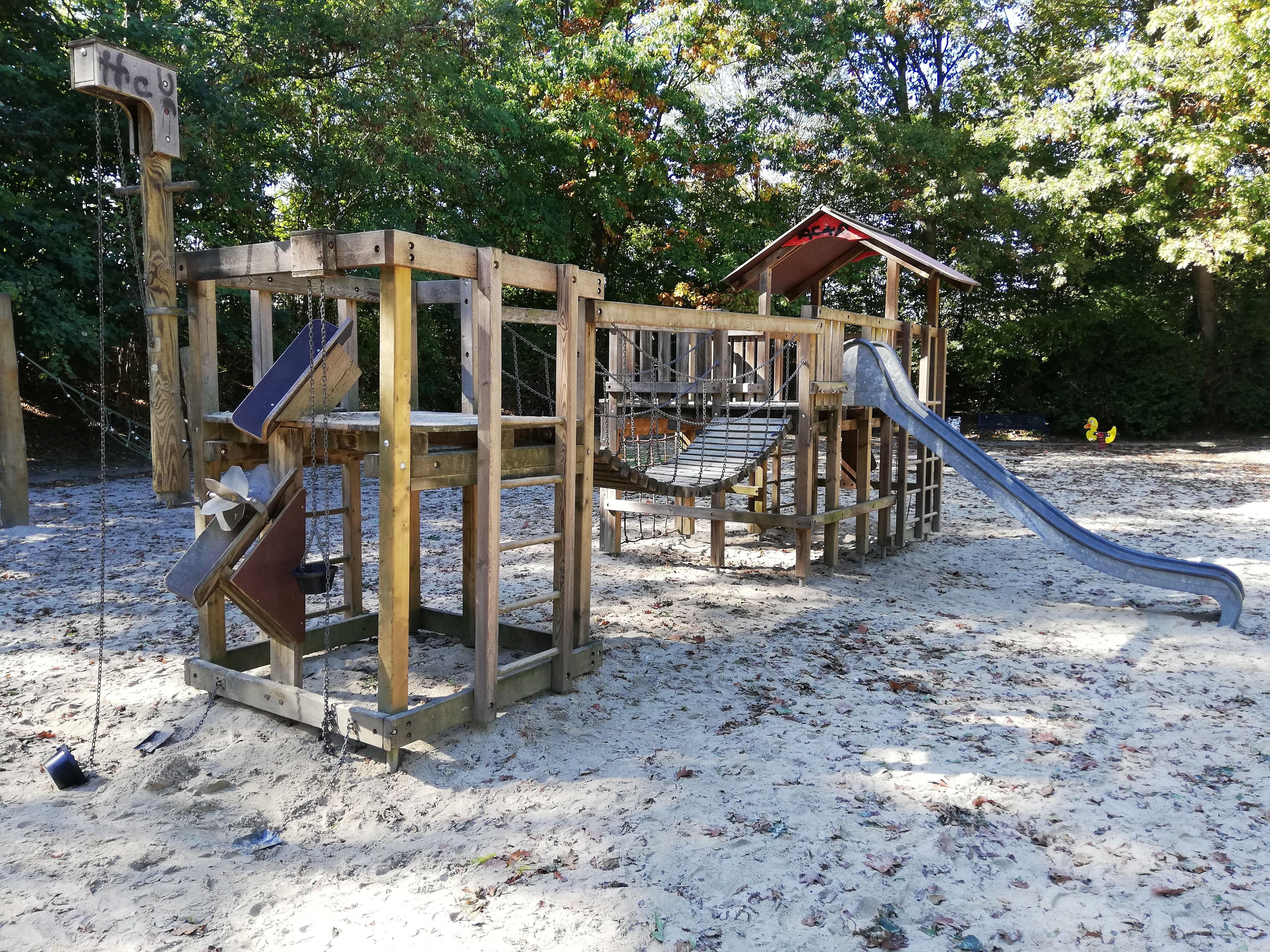 Spielgeräte auf dem Spielplatz an der Jean-Monet-Straße