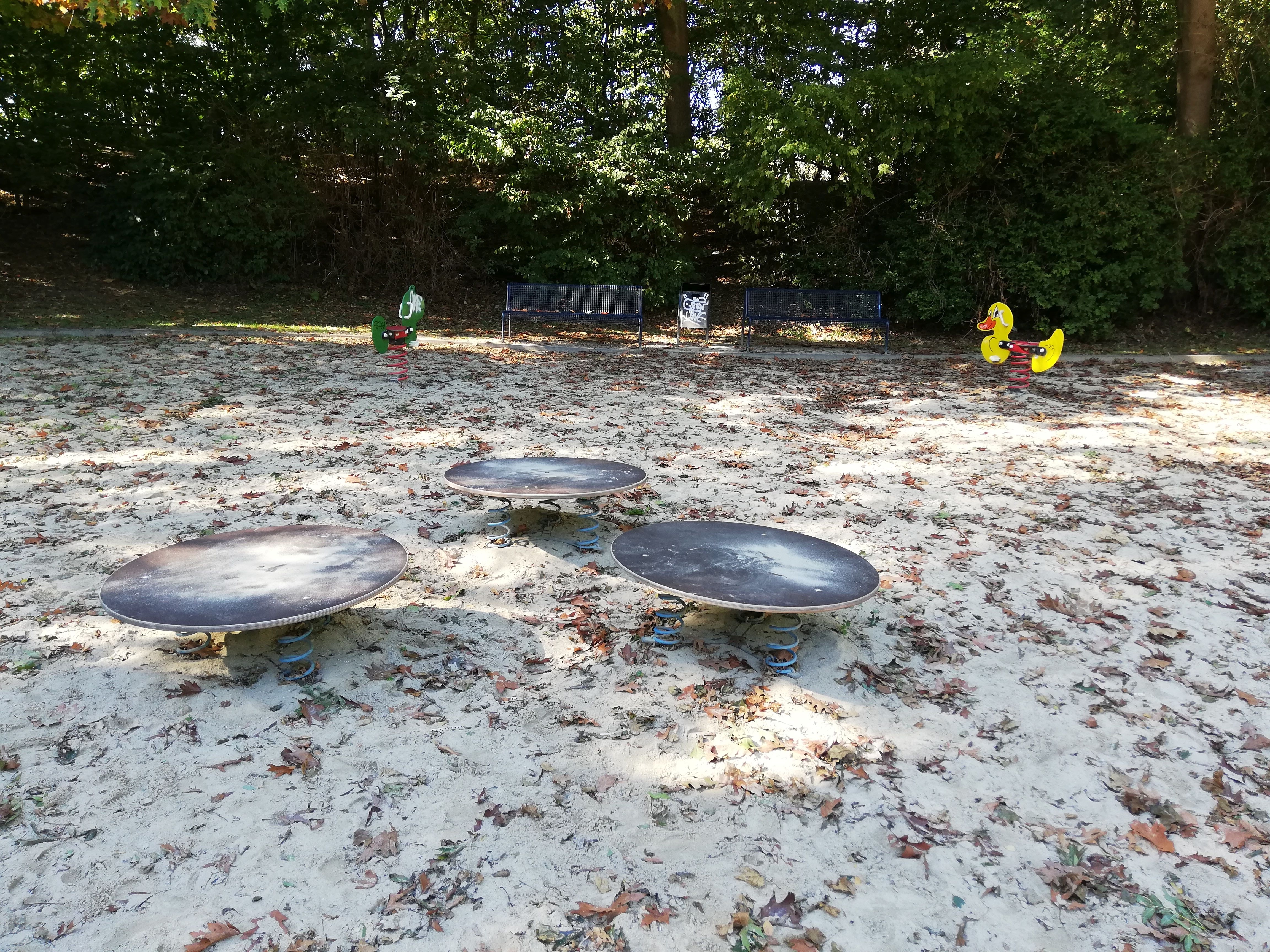 Spielgeräte auf dem Spielplatz an der Jean-Monet-Straße
