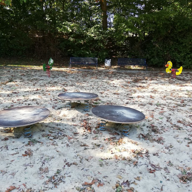 Spielgeräte auf dem Spielplatz an der Jean-Monet-Straße