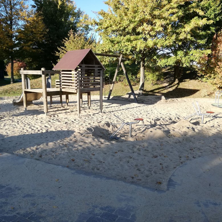 Spielgeräte auf dem Spielplatz am Karolingerring