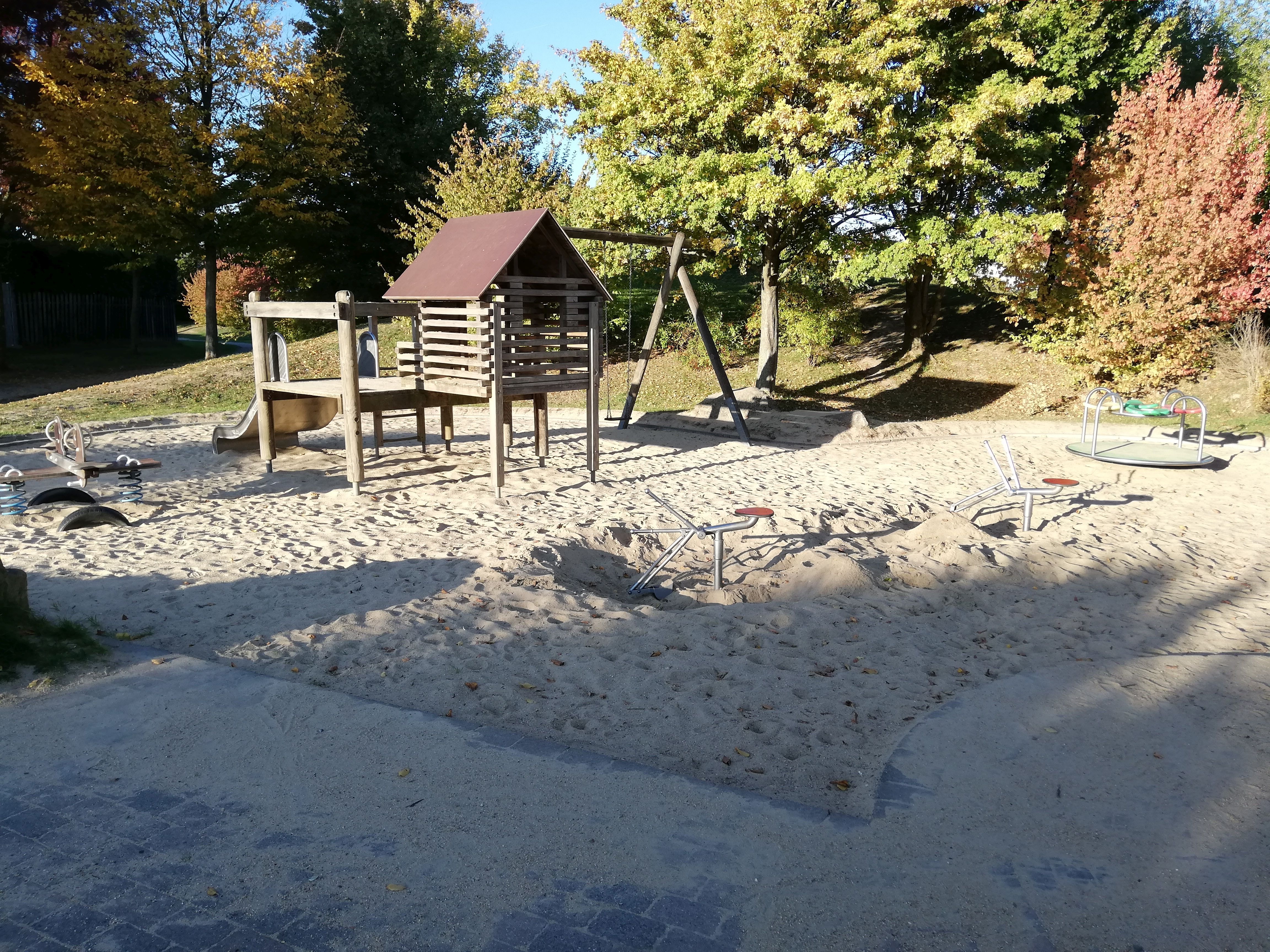 Spielgeräte auf dem Spielplatz am Karolingerring