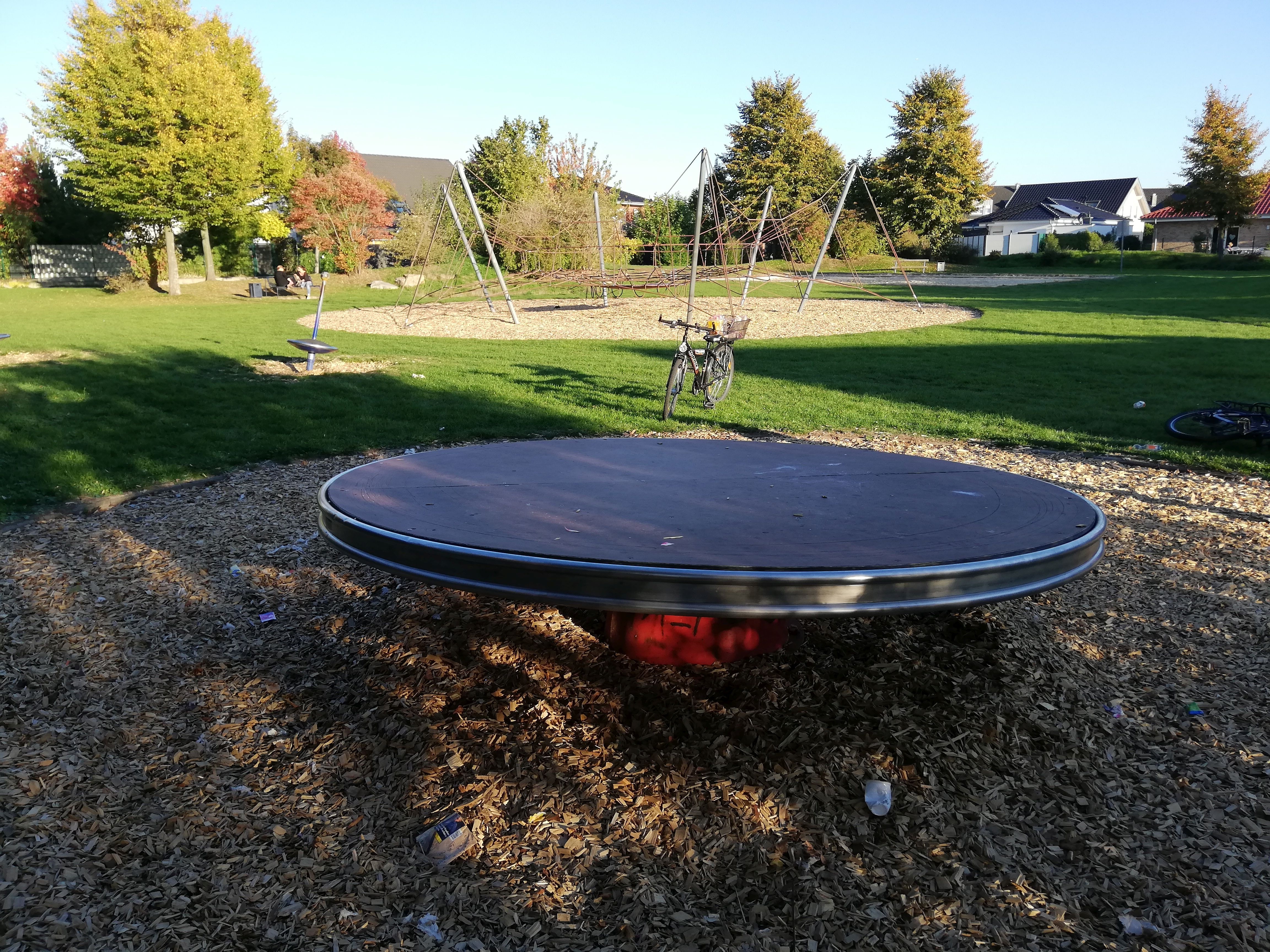 Spielgeräte auf dem Spielplatz am Karolingerring