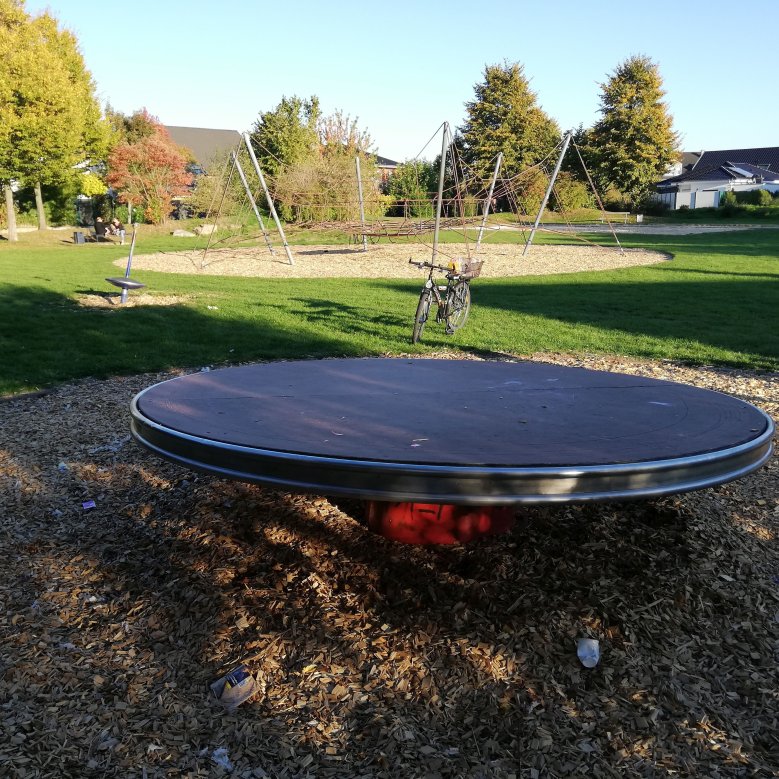 Spielgeräte auf dem Spielplatz am Karolingerring