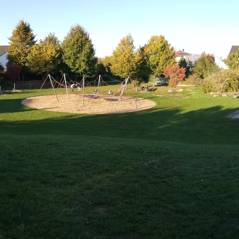 Spielgeräte auf dem Spielplatz am Karolingerring