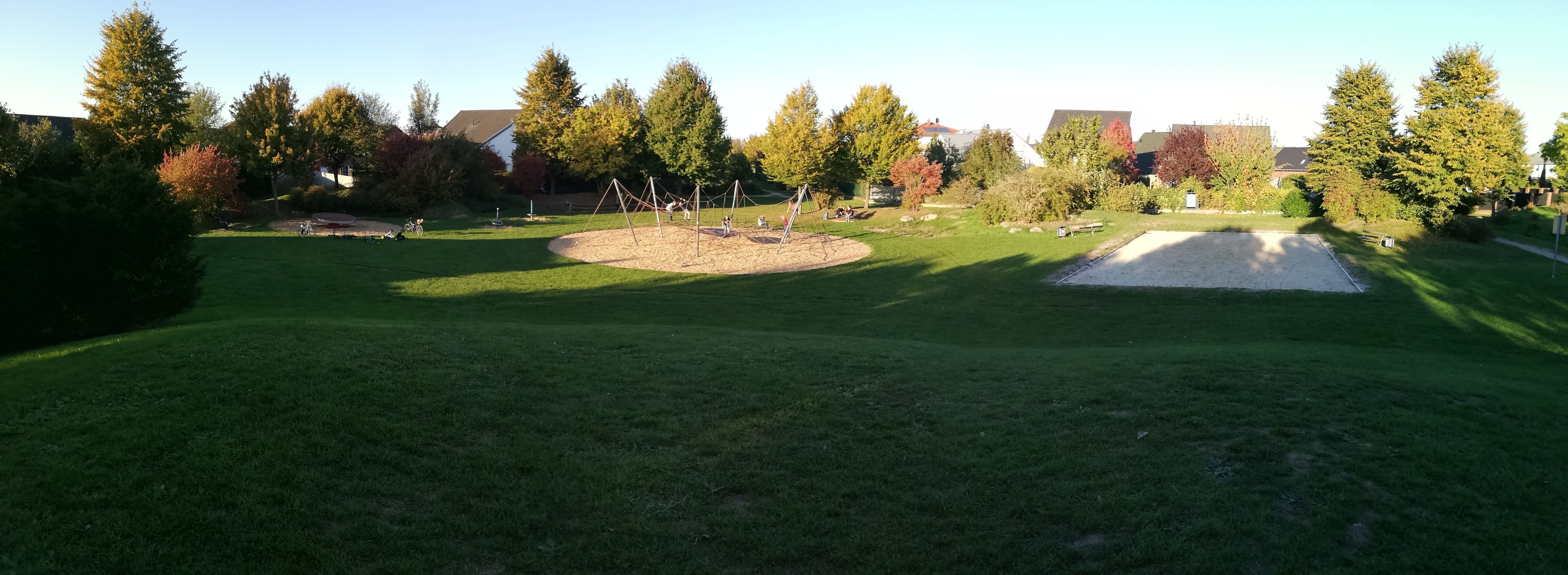 Spielgeräte auf dem Spielplatz am Karolingerring