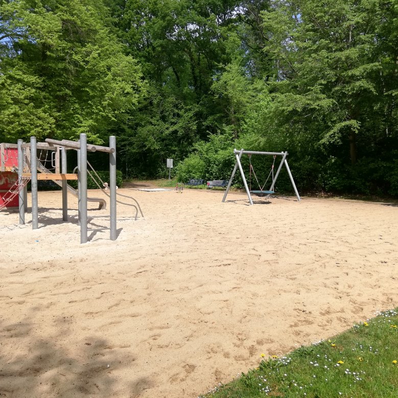 Spielgeräte auf dem Spielplatz Lövenich an der L117