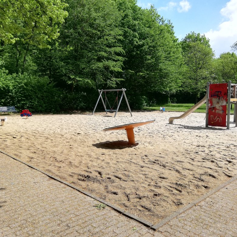 Spielgeräte auf dem Spielplatz Lövenich an der L117