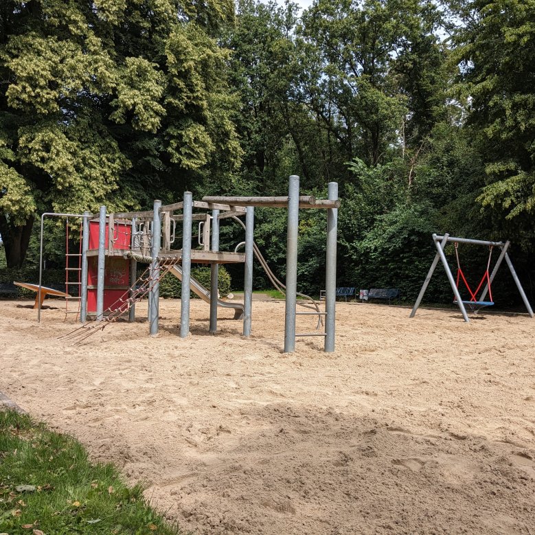 Spielgeräte auf dem Spielplatz Lövenich an der L117