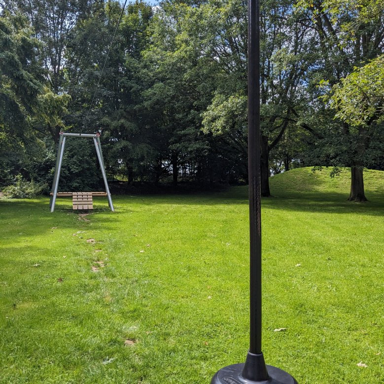 Spielgeräte auf dem Spielplatz Lövenich an der L117