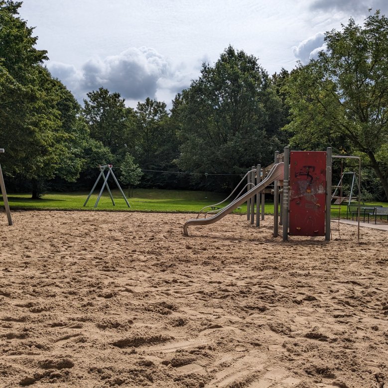 Spielgeräte auf dem Spielplatz Lövenich an der L117