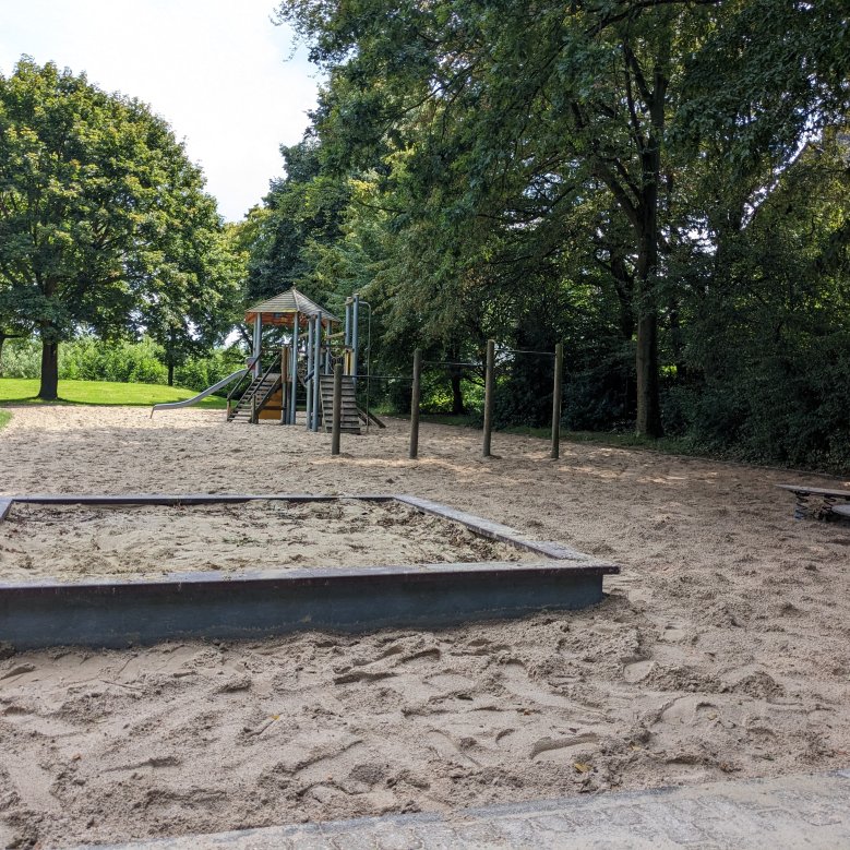 Spielgeräte auf dem Spielplatz an der Meister-Gerhard-Straße