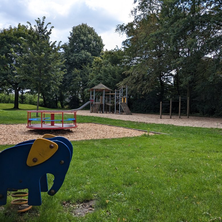 Spielgeräte auf dem Spielplatz an der Meister-Gerhard-Straße