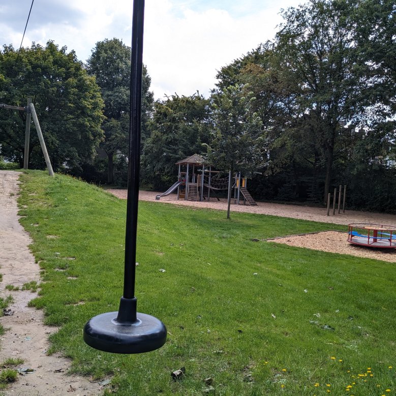 Spielgeräte auf dem Spielplatz an der Meister-Gerhard-Straße