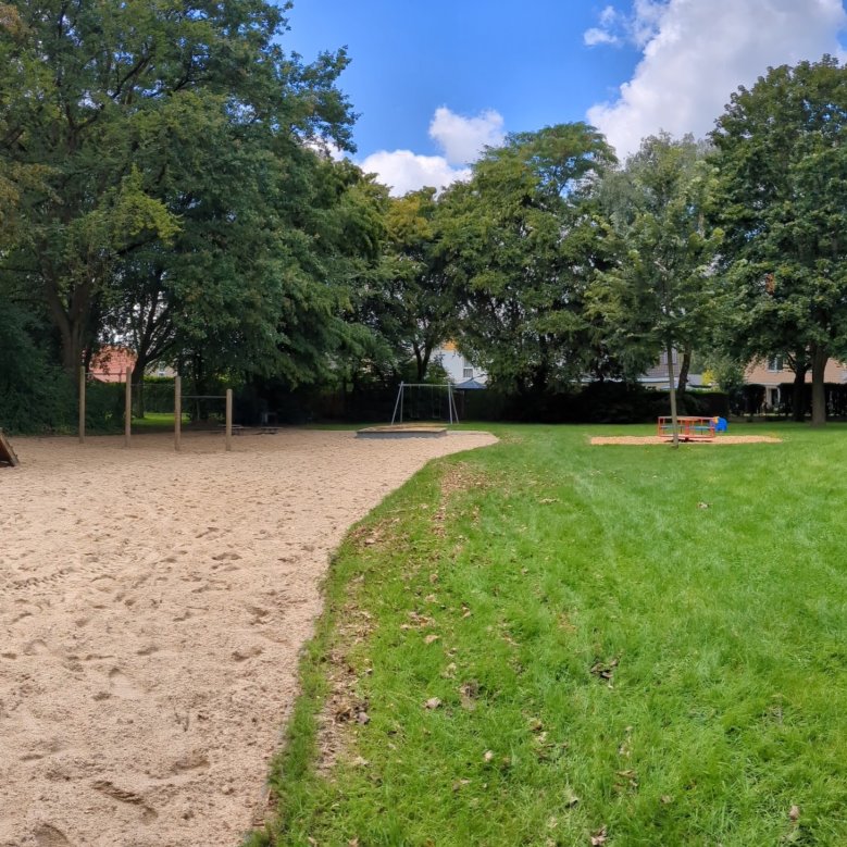 Spielgeräte auf dem Spielplatz an der Meister-Gerhard-Straße