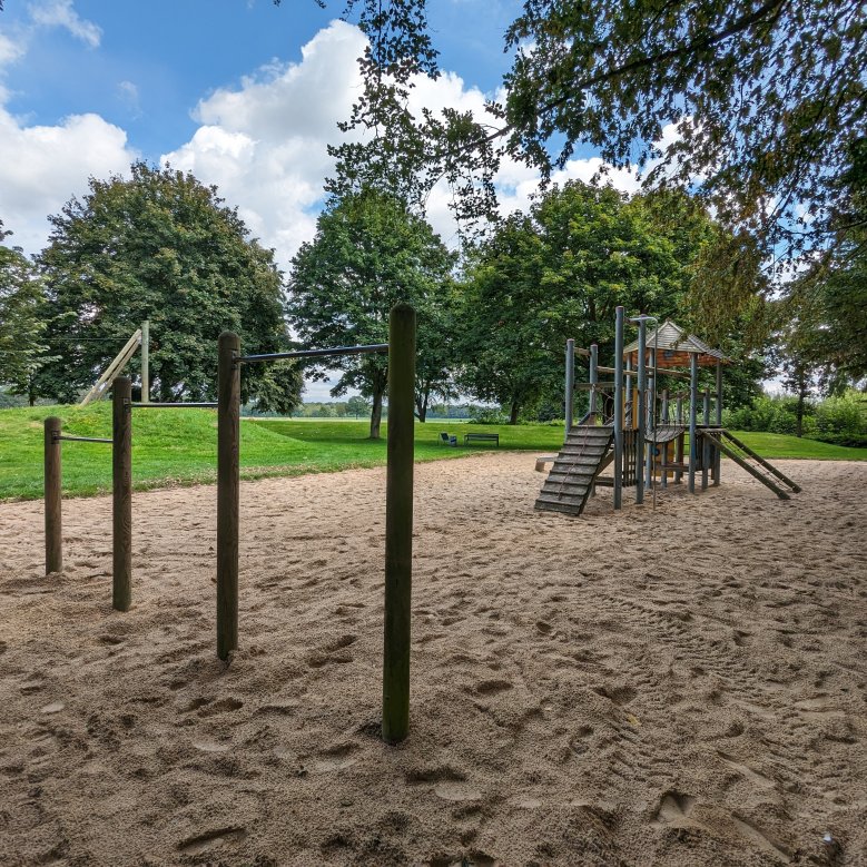 Spielgeräte auf dem Spielplatz an der Meister-Gerhard-Straße