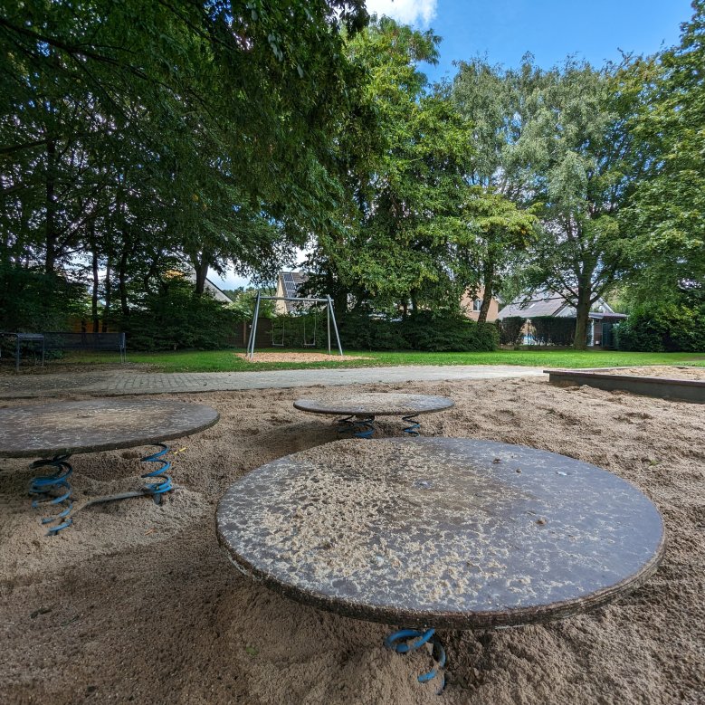 Spielgeräte auf dem Spielplatz an der Meister-Gerhard-Straße