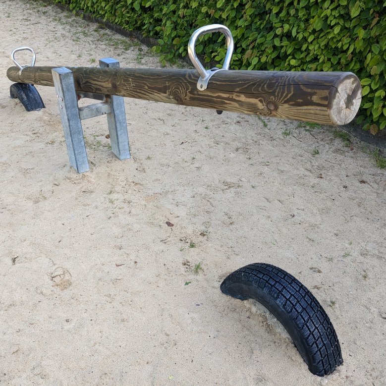 Spielgeräte auf dem Spielplatz an der Neusser Straße/ Jack-Schiefer-Straße