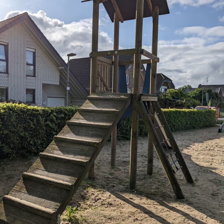 Spielgeräte auf dem Spielplatz an der Neusser Straße/ Jack-Schiefer-Straße