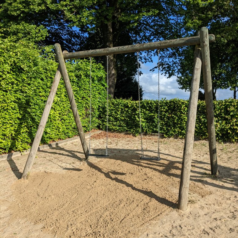 Spielgeräte auf dem Spielplatz an der Neusser Straße/ Jack-Schiefer-Straße