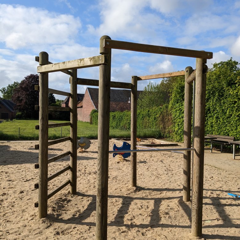 Spielgeräte auf dem Spielplatz an der Neusser Straße/ Jack-Schiefer-Straße