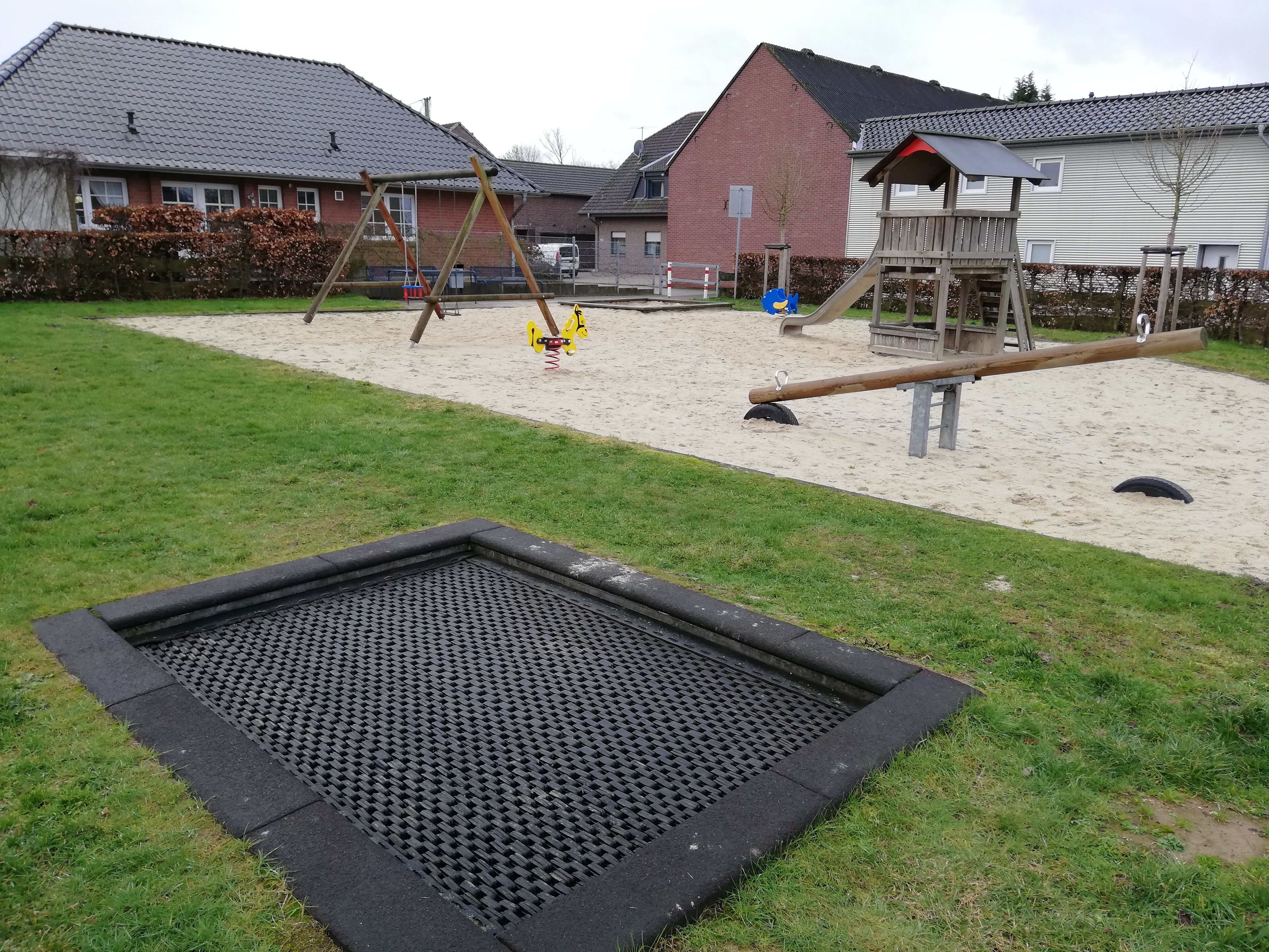 Spielgeräte auf dem Spielplatz in Oerath