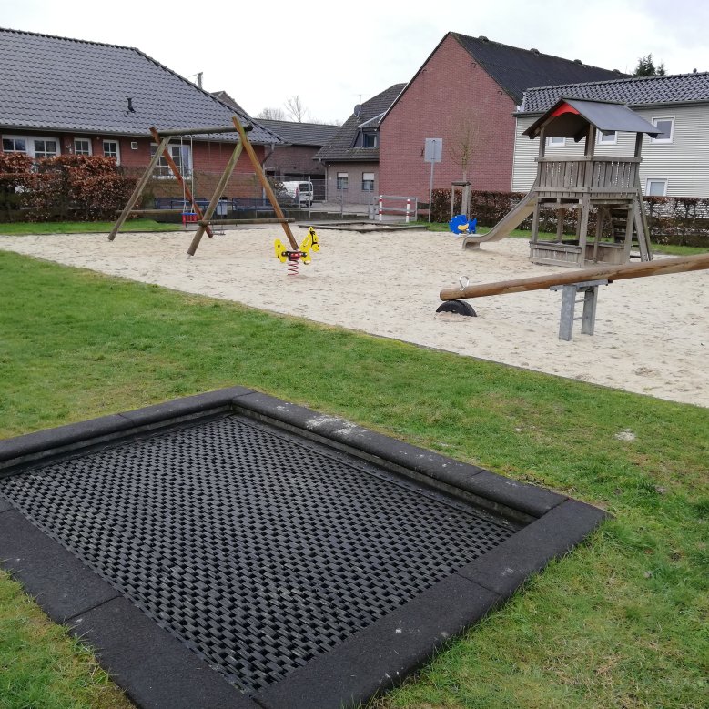 Spielgeräte auf dem Spielplatz in Oerath