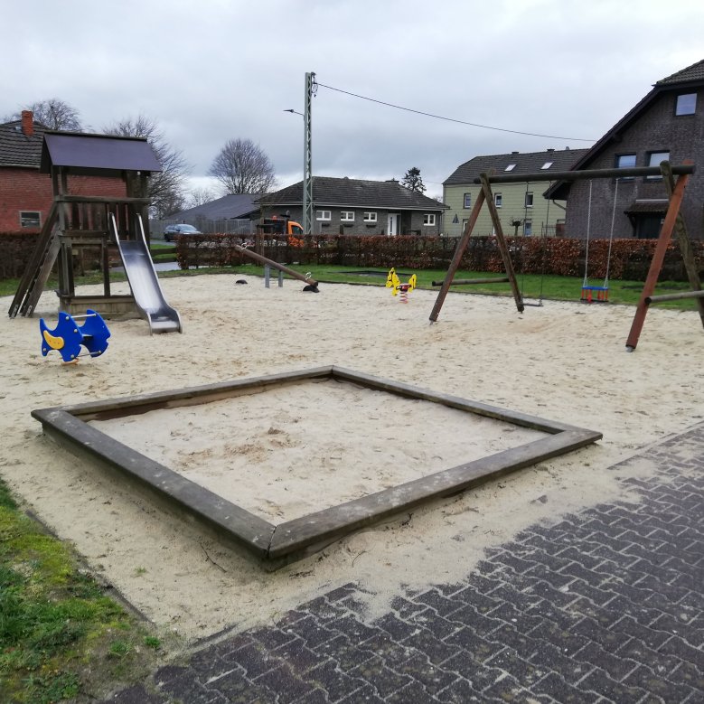 Spielgeräte auf dem Spielplatz in Oerath