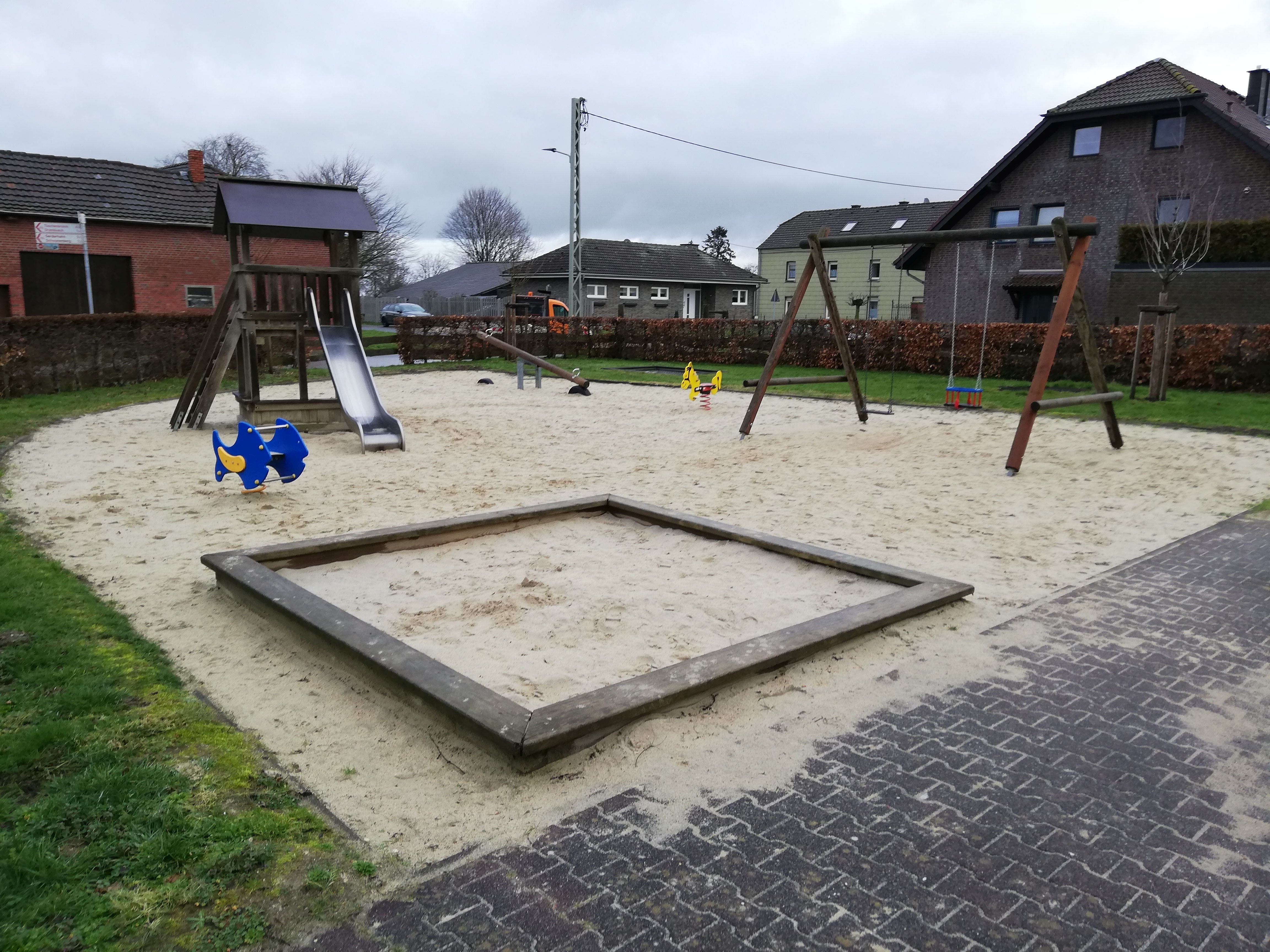 Spielgeräte auf dem Spielplatz in Oerath