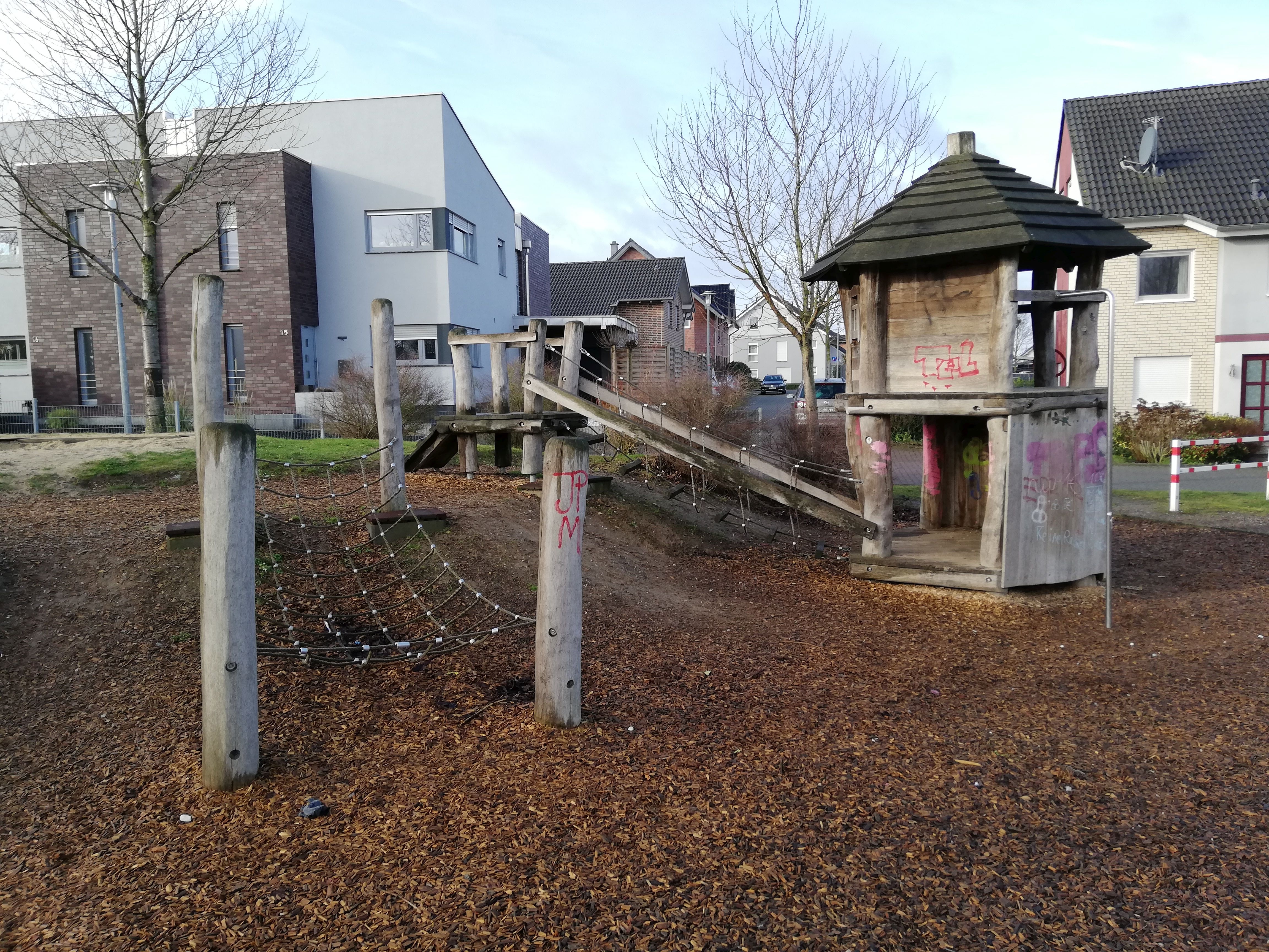 Spielgeräte auf dem Spielplatz im Oerather Mühlenfeld