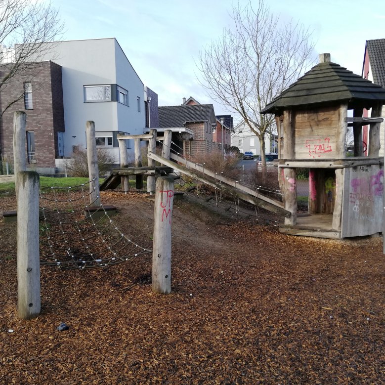 Spielgeräte auf dem Spielplatz im Oerather Mühlenfeld