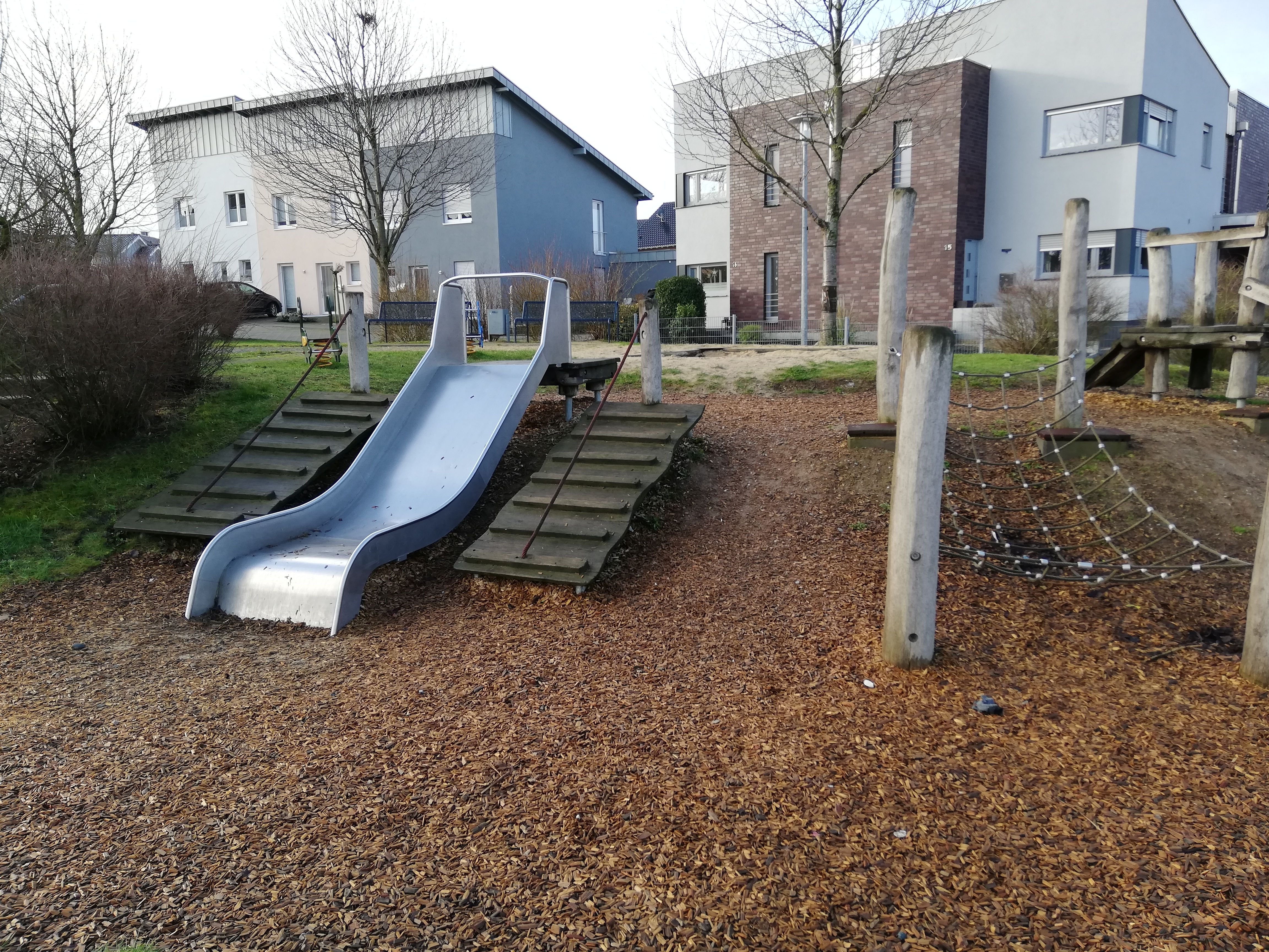 Spielgeräte auf dem Spielplatz im Oerather Mühlenfeld