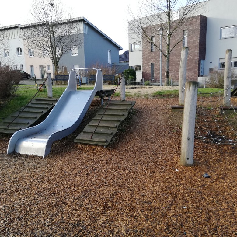 Spielgeräte auf dem Spielplatz im Oerather Mühlenfeld